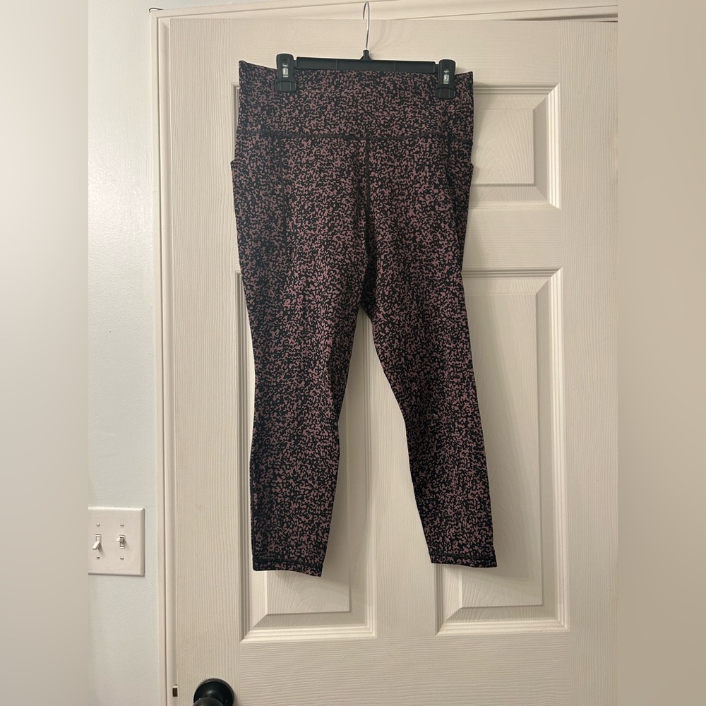 Athleta patterned leggings in black/pink  25in; size L; $25